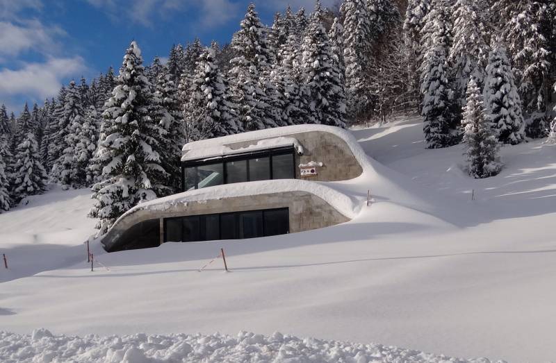 Magnifique construction contemporaine sous la neige en Région Rhône-Alpes