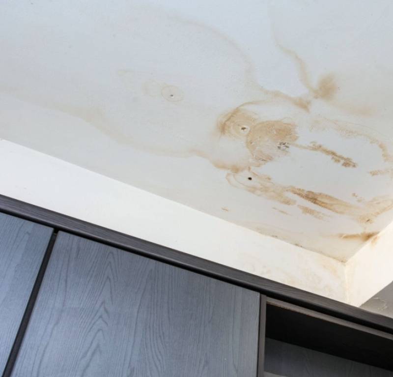 Comment cacher un plafond abimé ? 