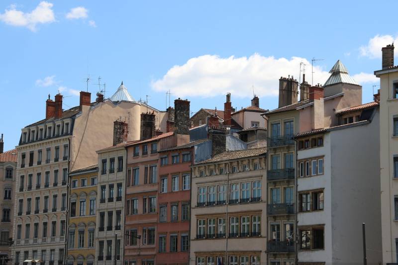 Quelles sont les étapes clés pour réhabiliter un immeuble ancien à Lyon ?
